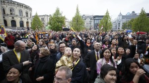 Thousands of Norwegians braved cold and rainy weather in Oslo on Wednesday to welcome the Dalai Lama back to Norway, since their own government wouldn't do the same.